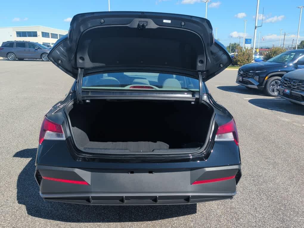 New 2026 Hyundai Elantra SE FWD image 19