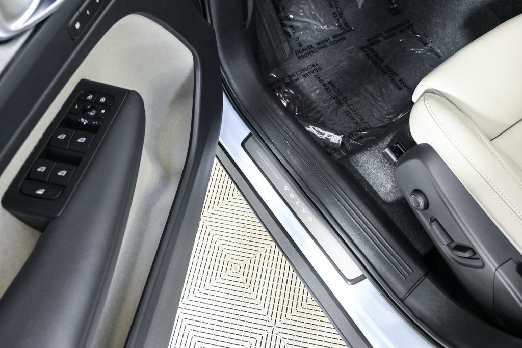 Certified 2024 Volvo XC40 B5 Plus w/ Protection Package Premier image 10