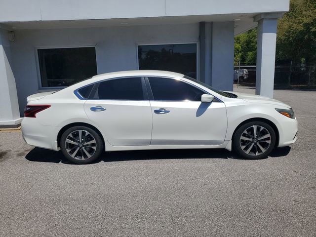 Used 2017 Nissan Altima 2.5 SR w/ Interior Lighting Package image 7