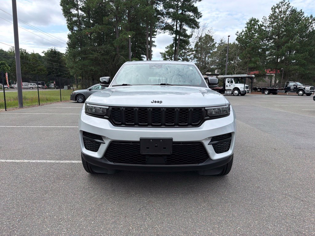 Certified 2025 Jeep Grand Cherokee Altitude AWD/4WD image 3