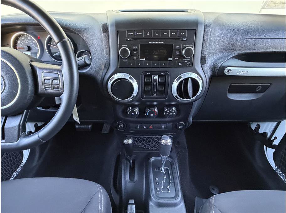 Used 2015 Jeep Wrangler Unlimited Sahara w/ Connectivity Group AWD/4WD image 9