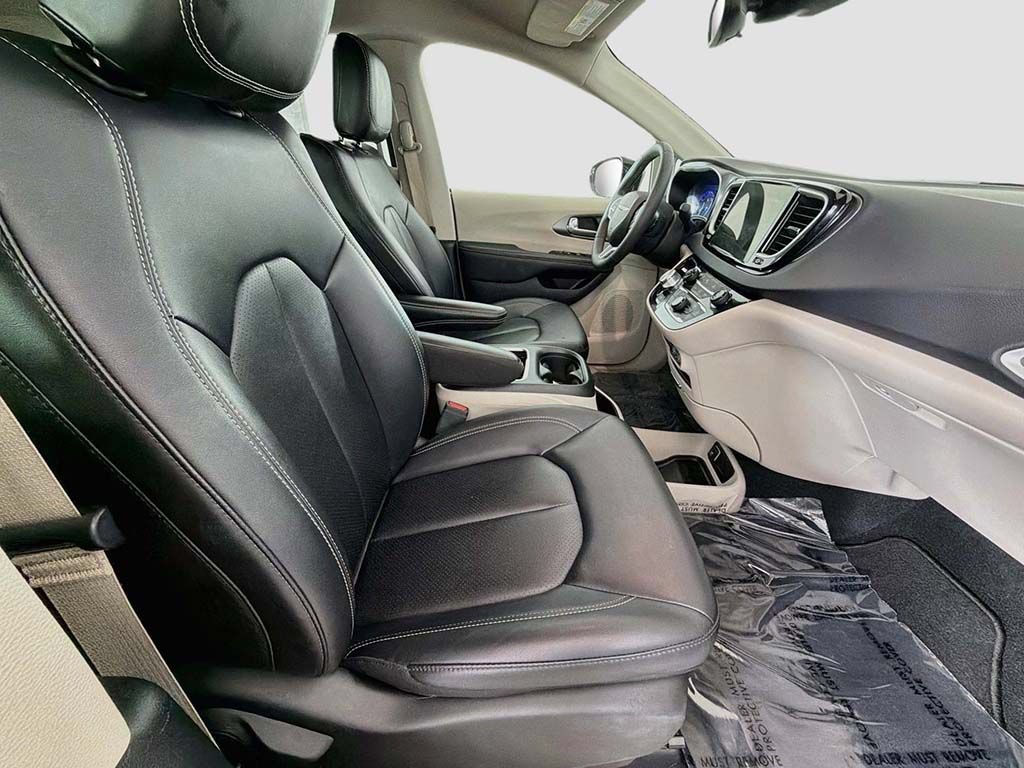 Used 2024 Chrysler Pacifica Touring-L FWD image 23