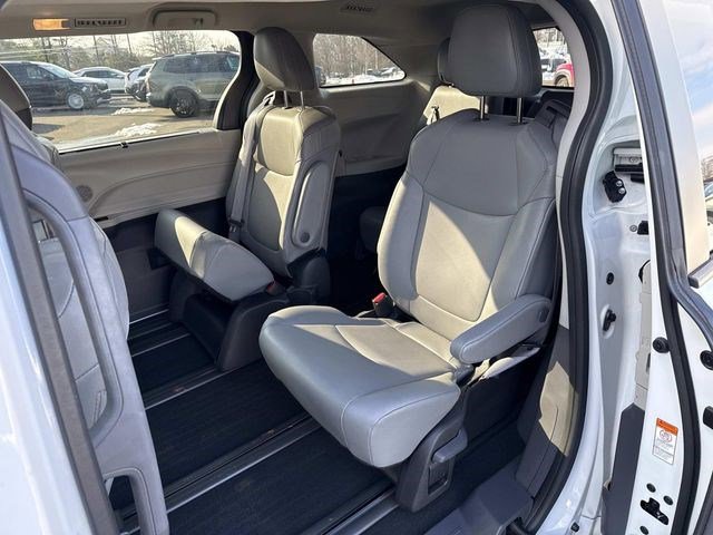 Used 2024 Toyota Sienna XLE image 17