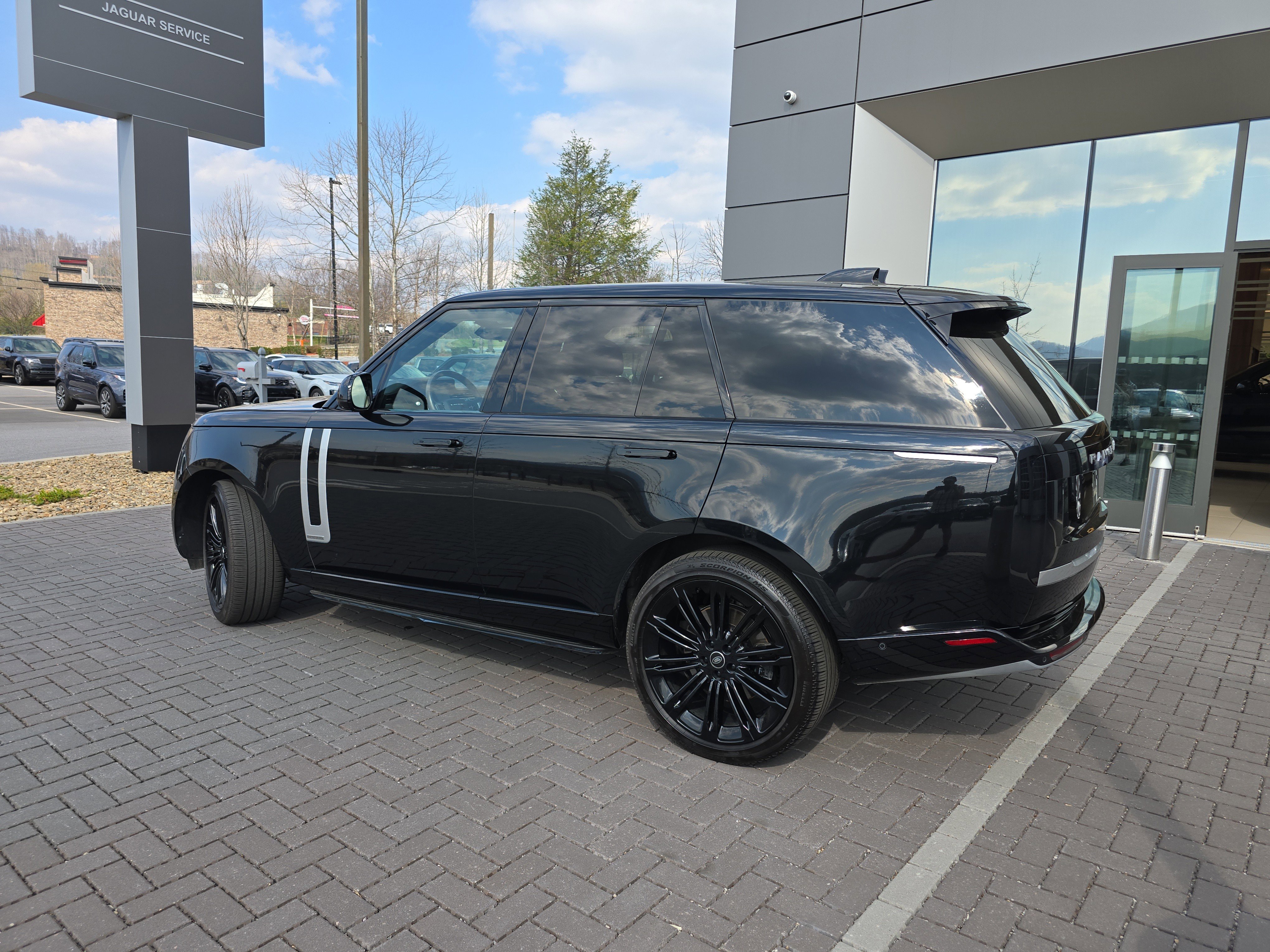 Certified 2025 Land Rover Range Rover Autobiography AWD/4WD image 8