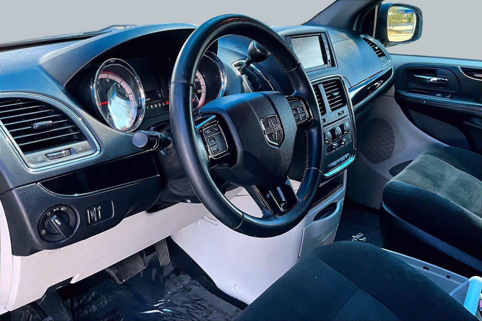 Used 2015 Dodge Grand Caravan SE FWD image 17