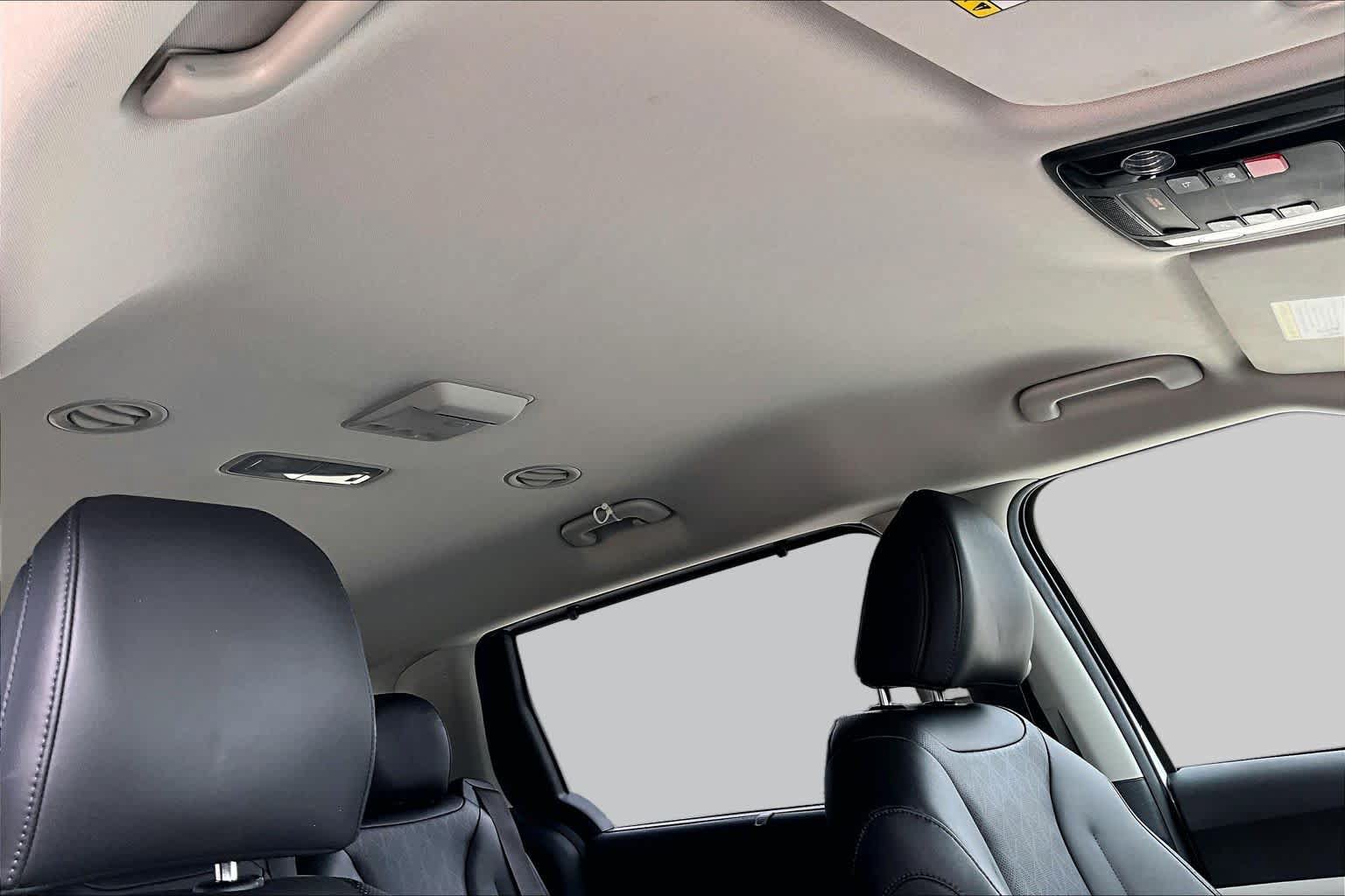 Used 2023 Kia Carnival EX FWD image 13
