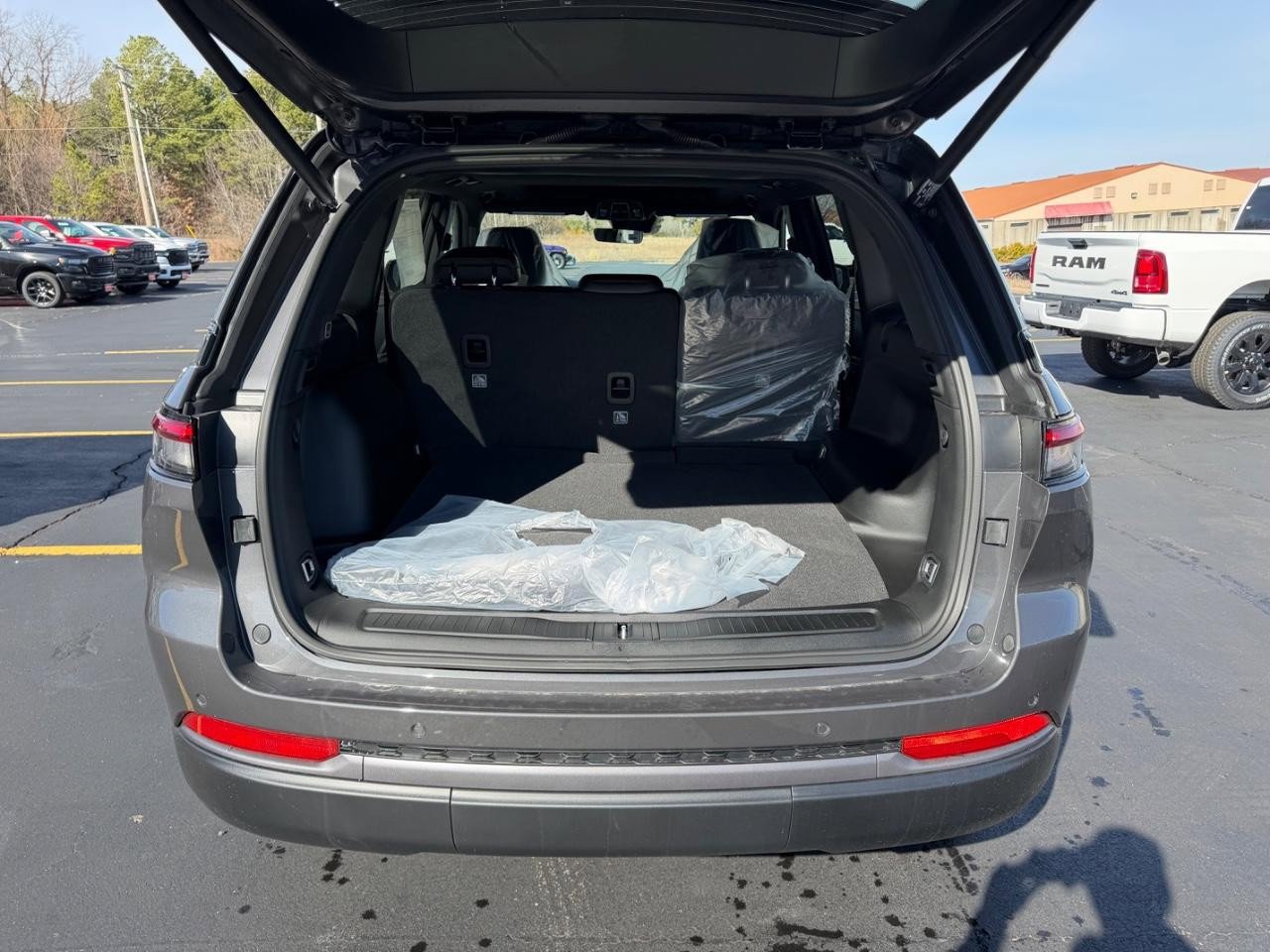 New 2026 Jeep Grand Cherokee Altitude image 5