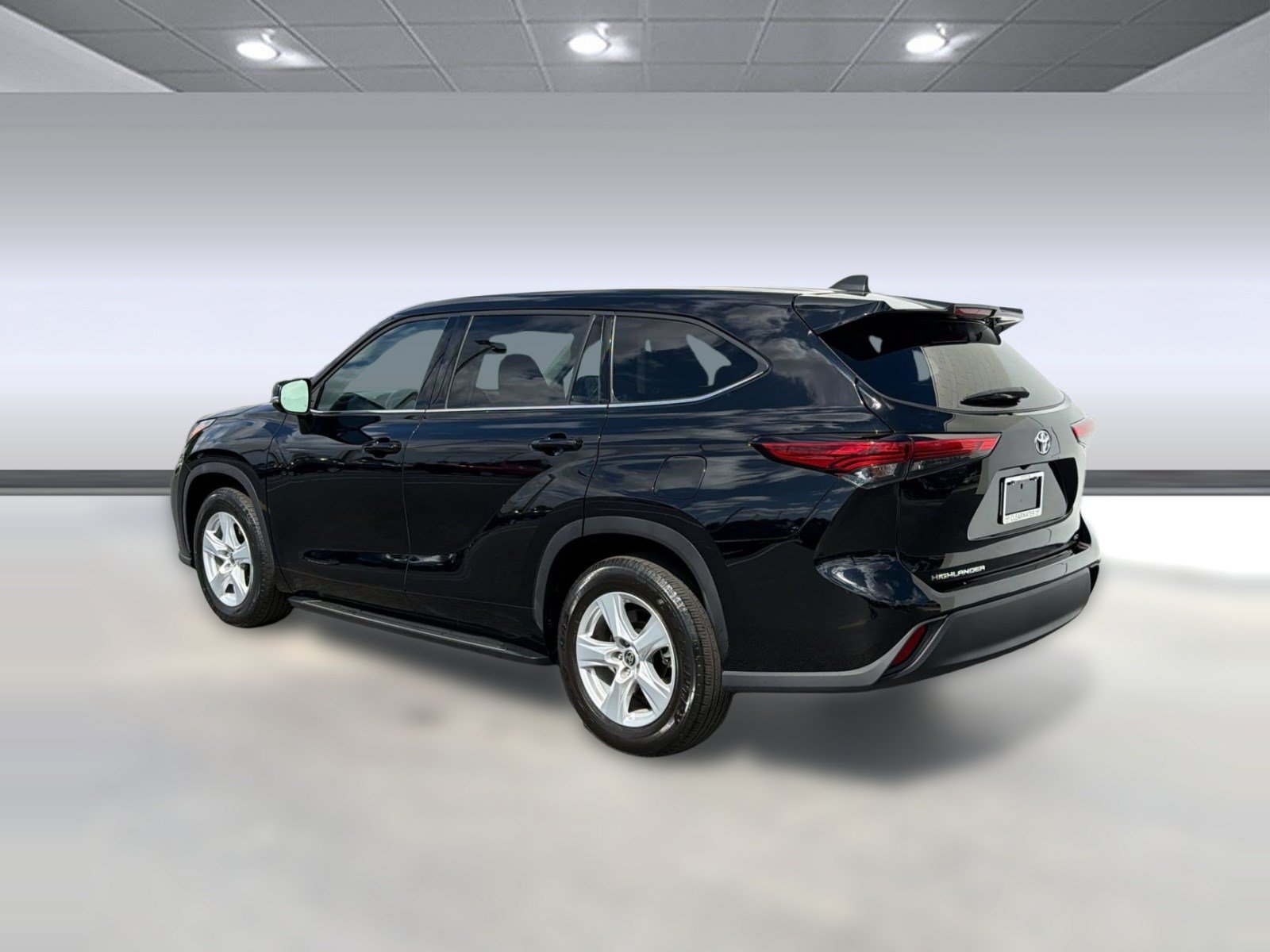 Used 2022 Toyota Highlander LE FWD image 3