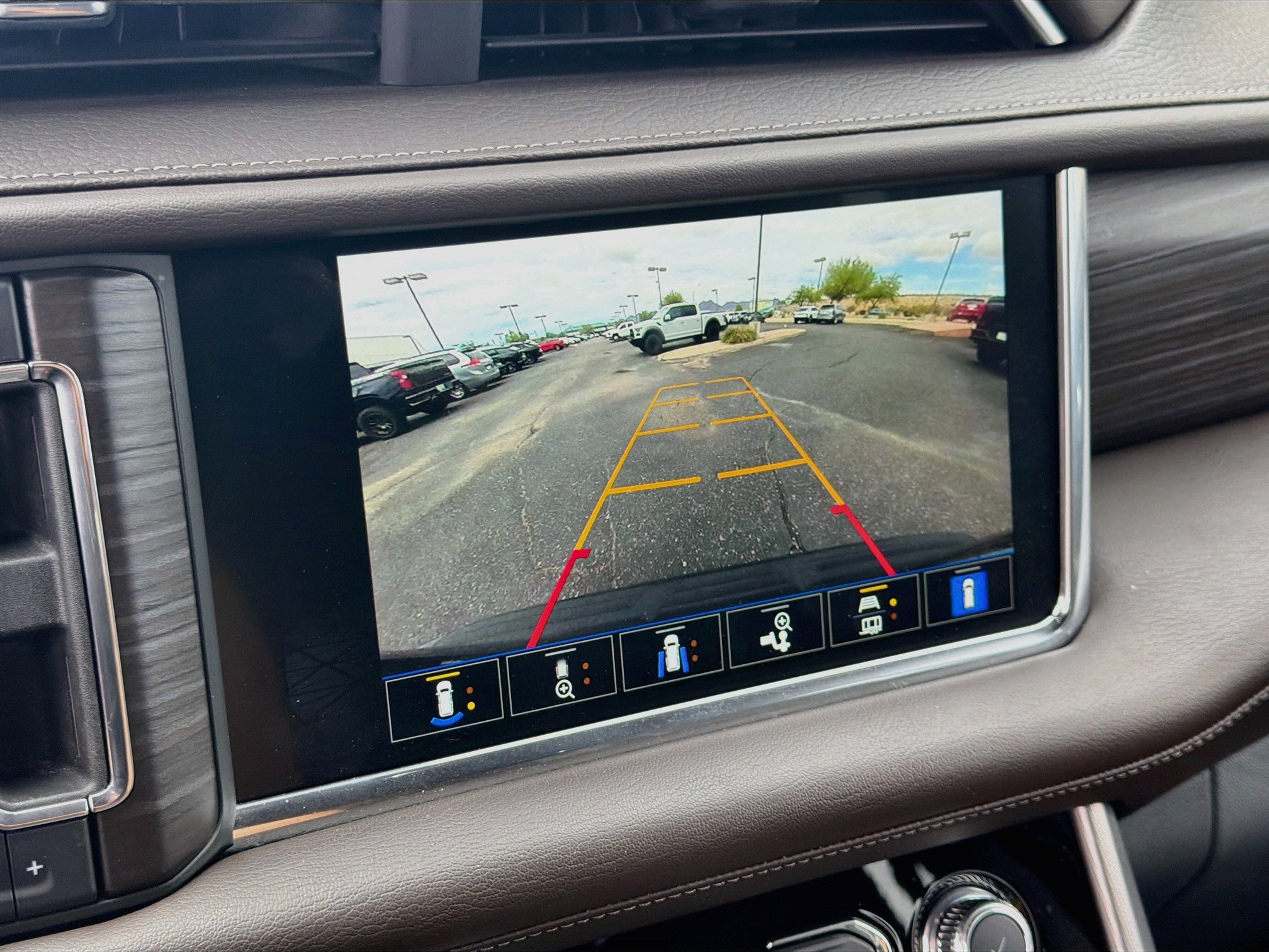 Used 2022 GMC Yukon Denali w/ Denali Premium Package RWD image 14