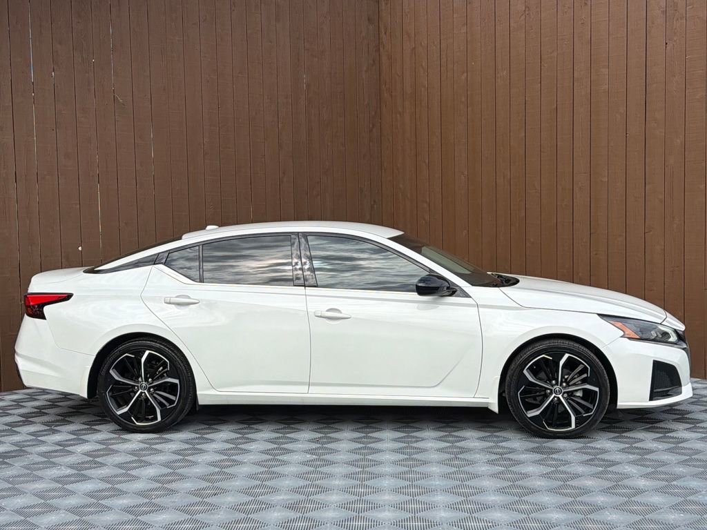Used 2023 Nissan Altima 2.5 SR FWD image 12