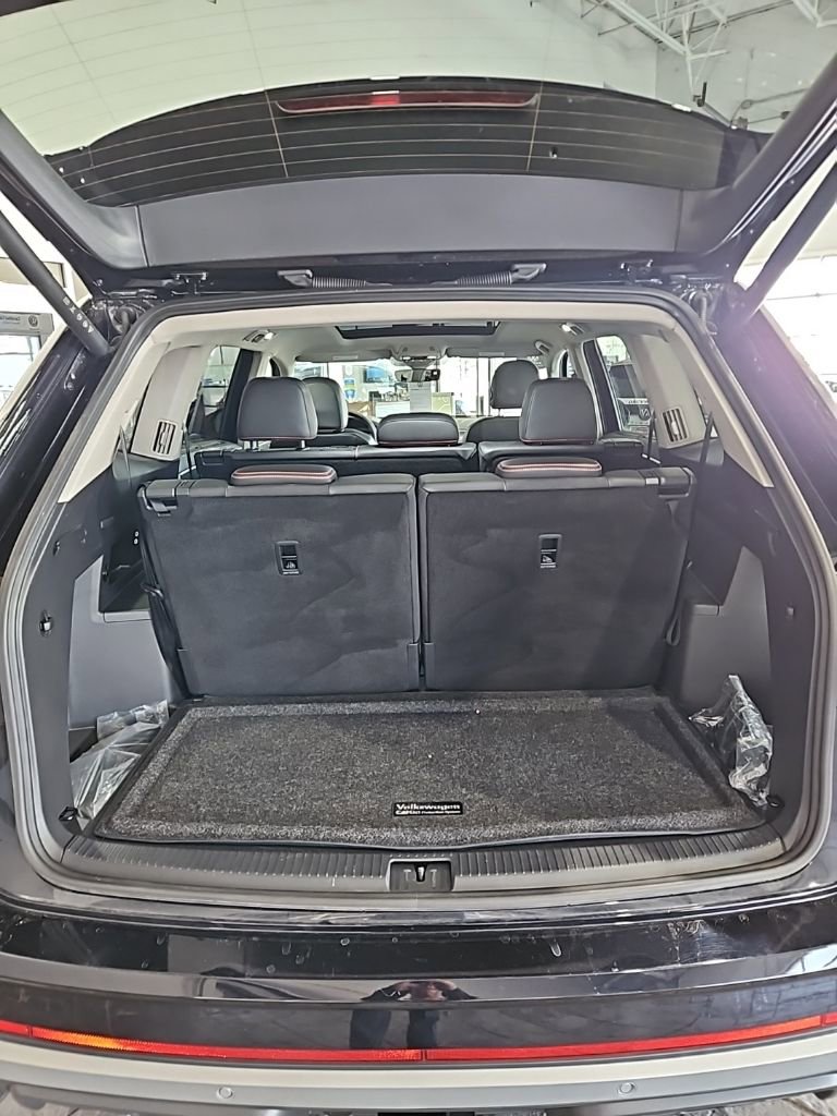 Used 2025 Volkswagen Atlas Peak Edition SE AWD/4WD image 20
