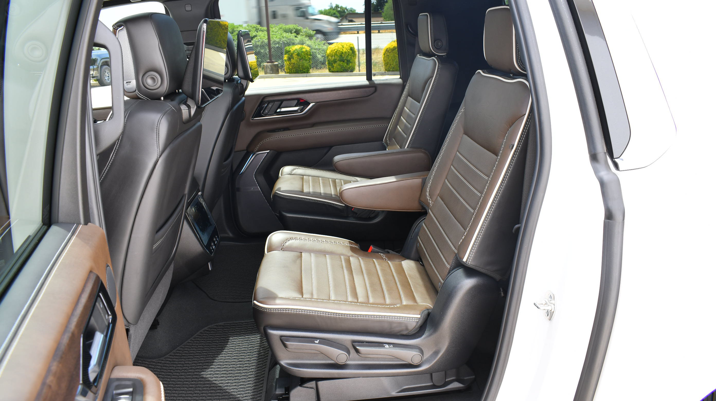 Used 2025 GMC Yukon XL Denali Ultimate AWD/4WD image 32