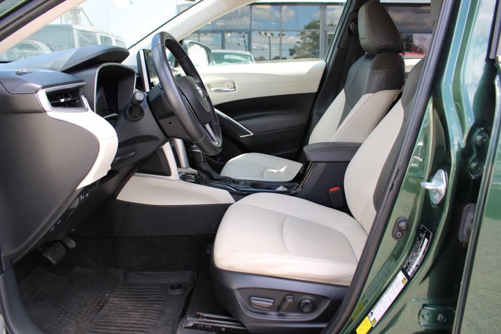 Used 2022 Toyota Corolla Cross XLE w/ Convenience Package AWD/4WD image 10