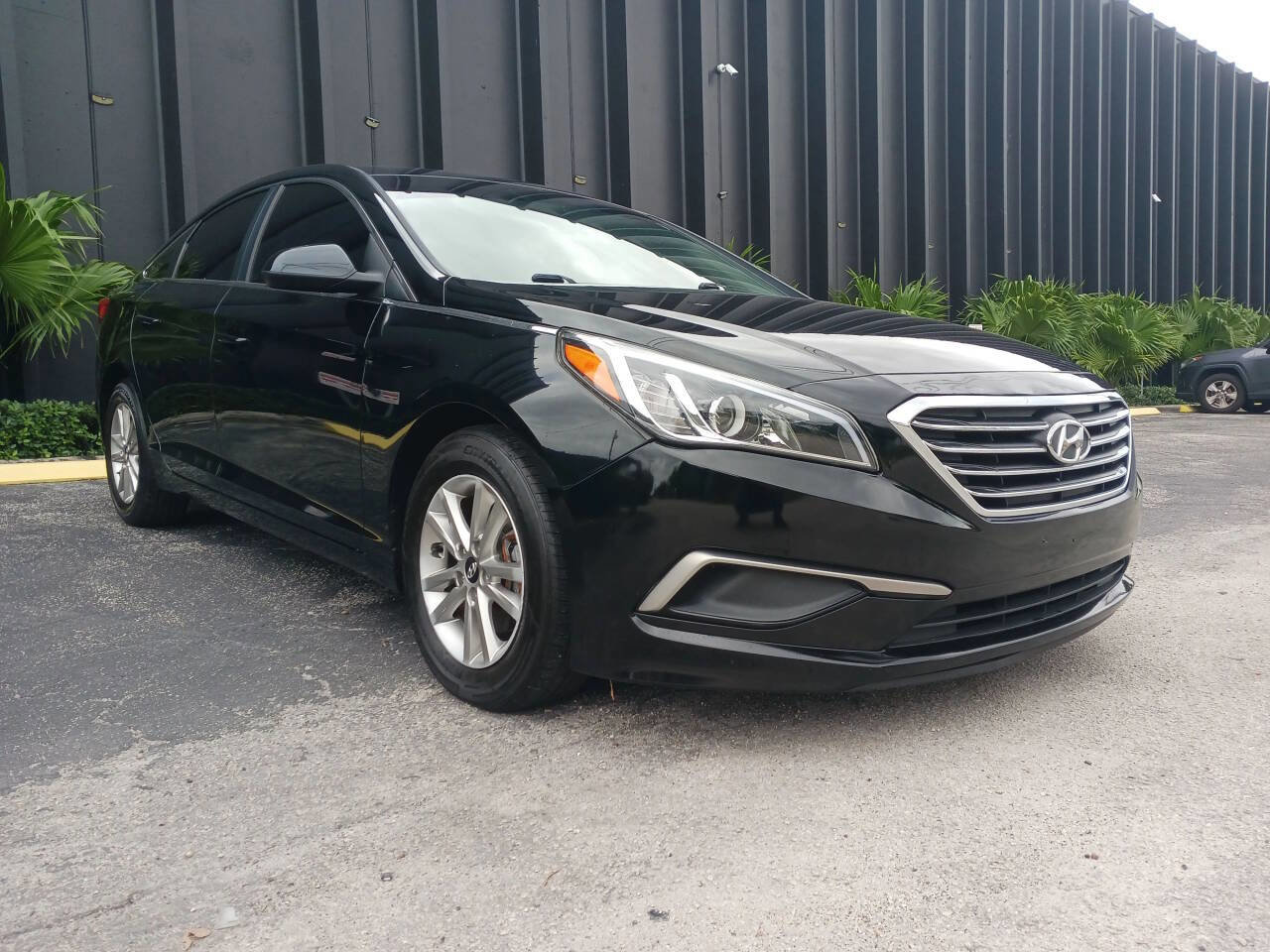 Used 2016 Hyundai Sonata SE FWD image 1
