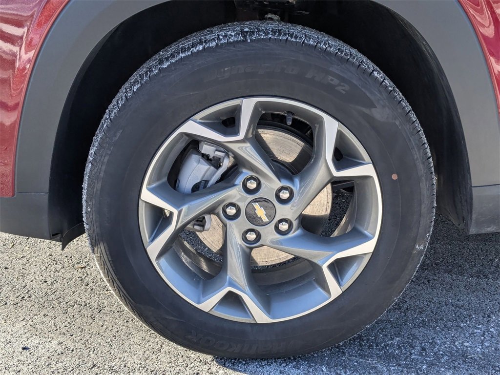 Used 2025 Chevrolet Trax LT w/ LT Convenience Package image 9