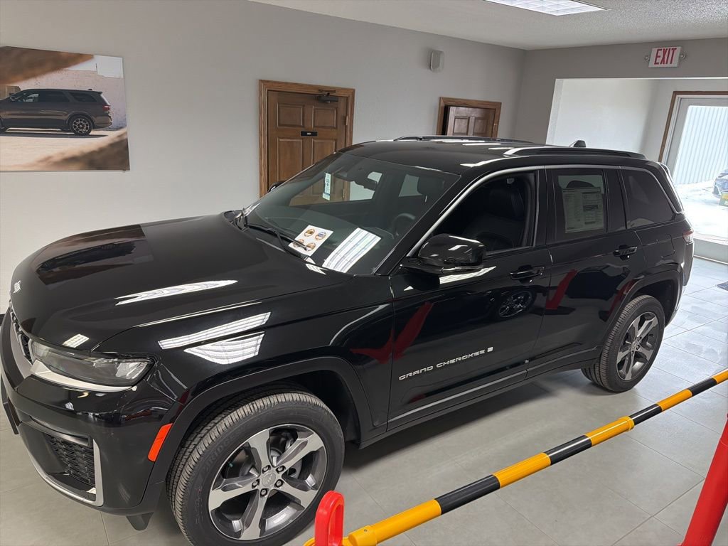 New 2026 Jeep Grand Cherokee Limited w/ Trailer Tow Package