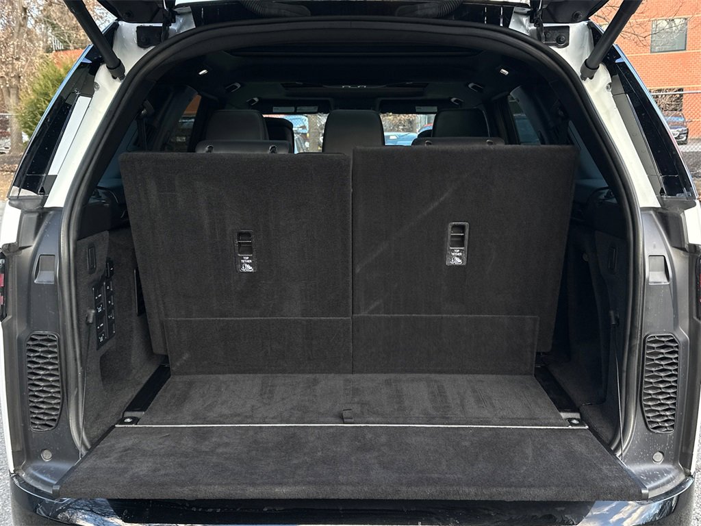 Used 2023 Land Rover Discovery Metropolitan Edition image 6
