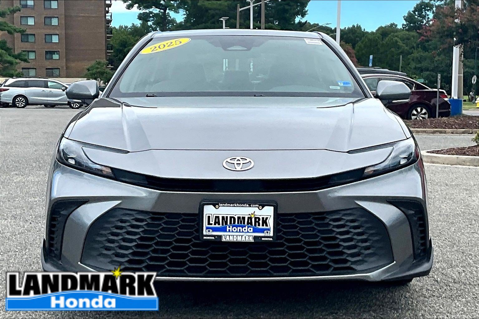 Used 2025 Toyota Camry SE FWD image 3