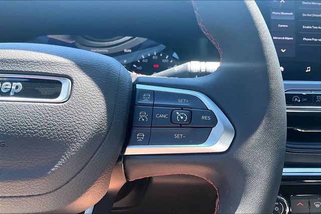 Used 2025 Jeep Compass Trailhawk AWD/4WD image 18