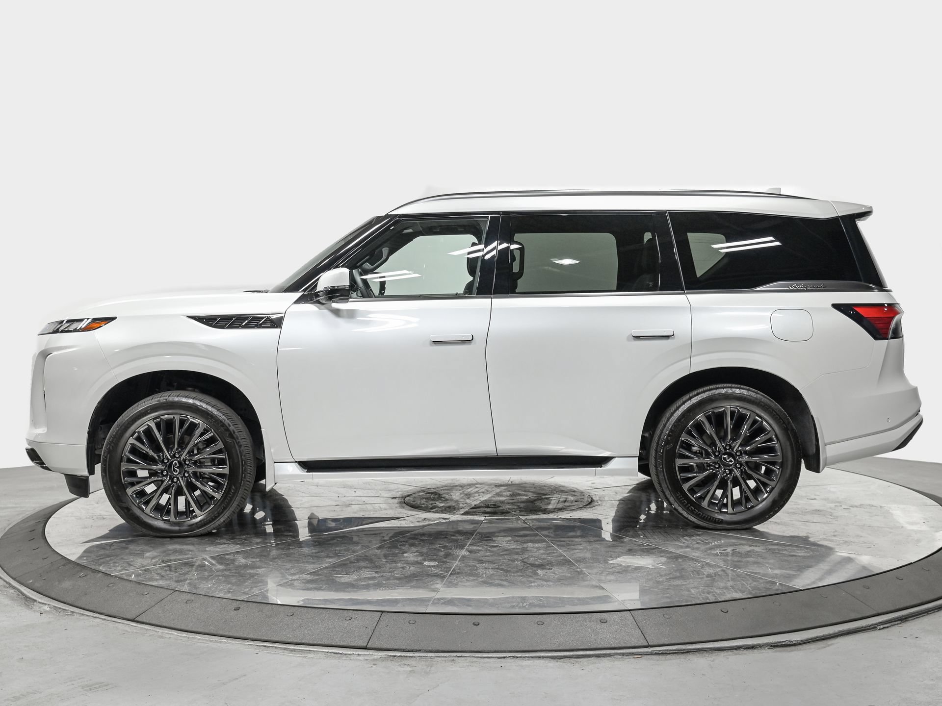 Used 2026 INFINITI QX80 Autograph w/ Premium Cargo Package AWD/4WD image 2