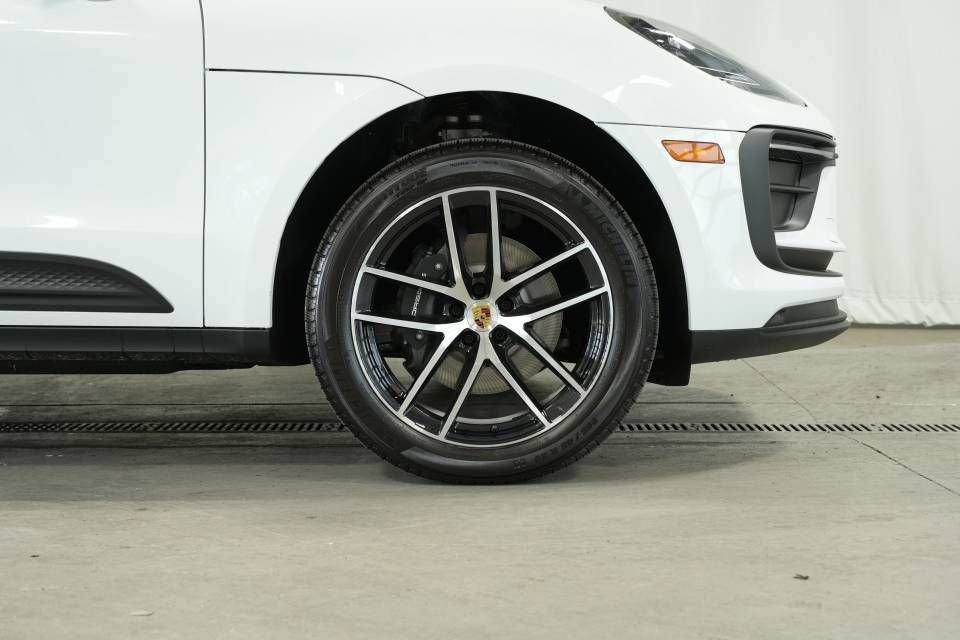 Certified 2025 Porsche Macan AWD/4WD image 40