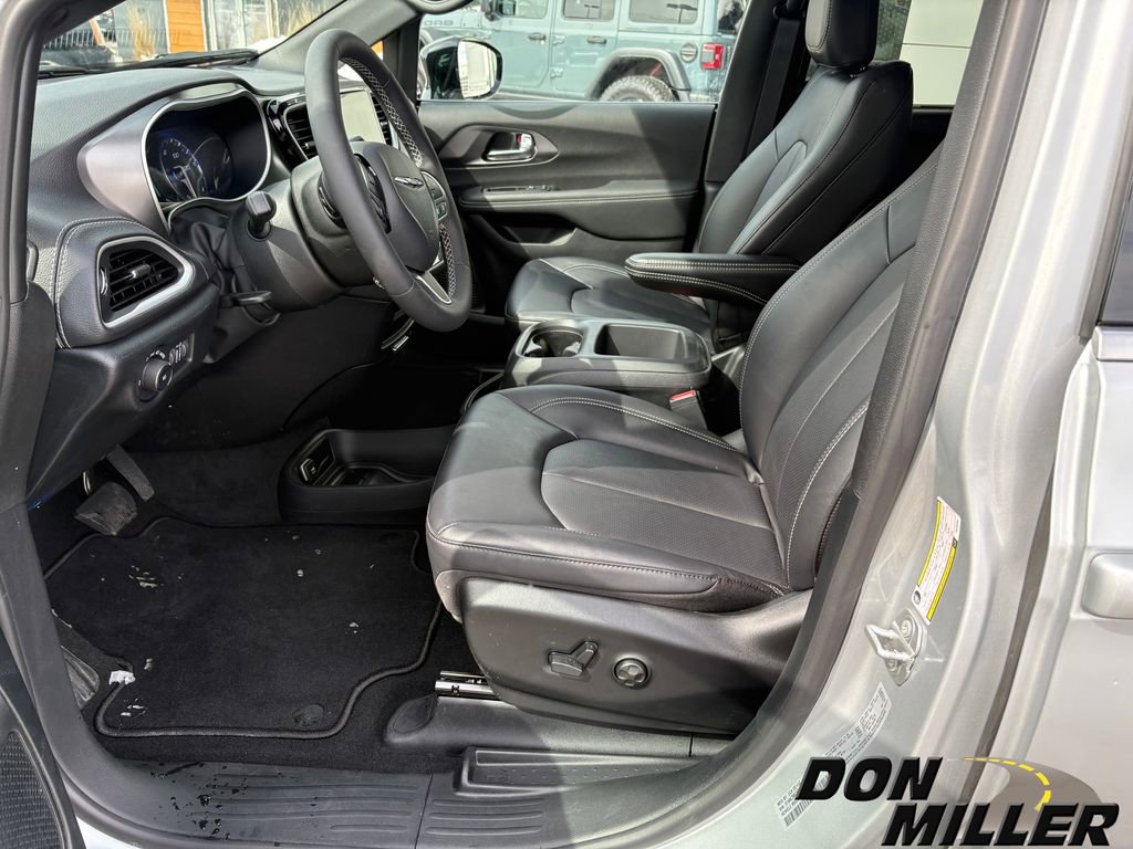 New 2026 Chrysler Pacifica Select image 13