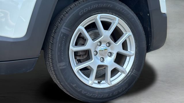 Used 2020 Jeep Renegade Latitude w/ Cold Weather Group FWD image 27
