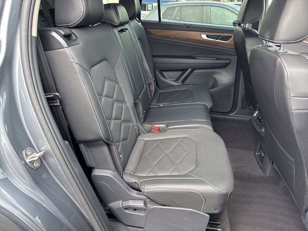 Used 2025 Volkswagen Atlas SE AWD/4WD image 32