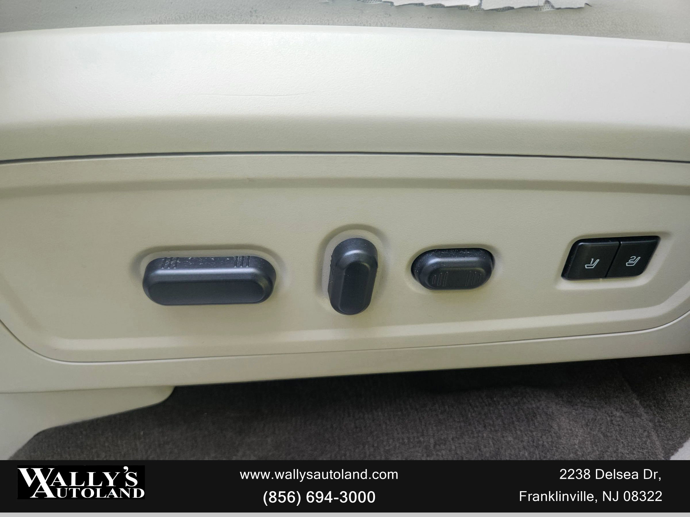 Used 2015 Lincoln Navigator 4WD image 2