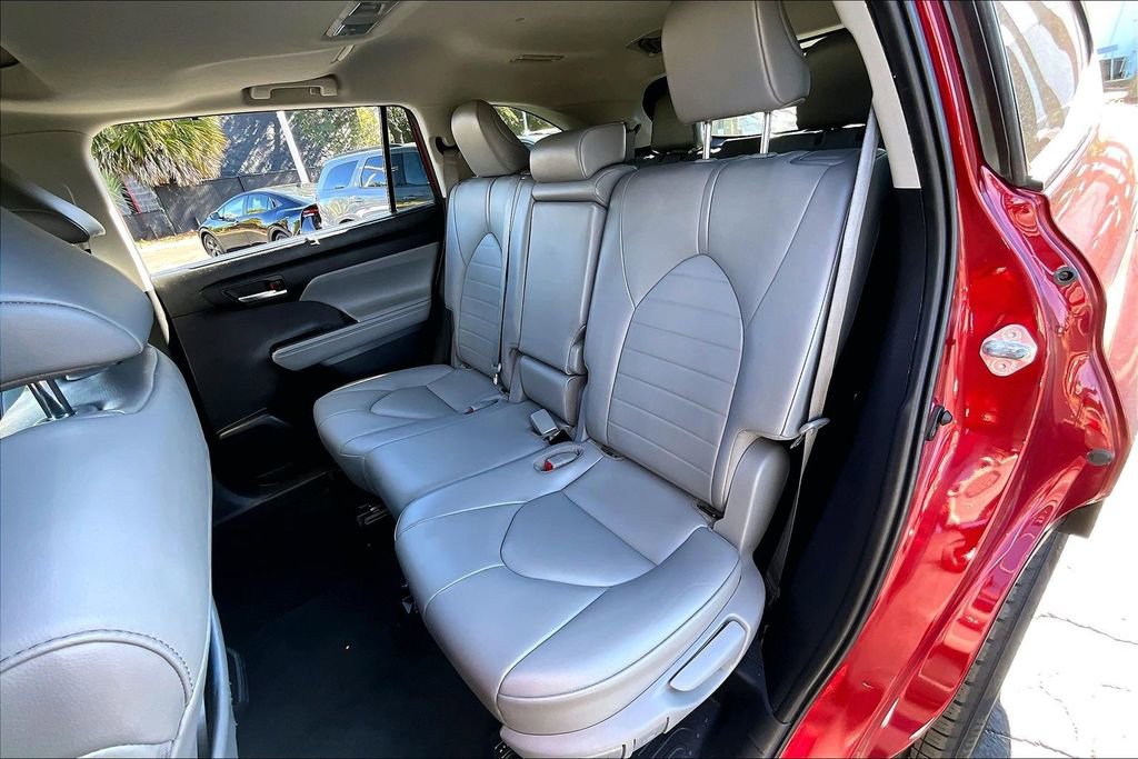 Used 2021 Toyota Highlander XLE image 21