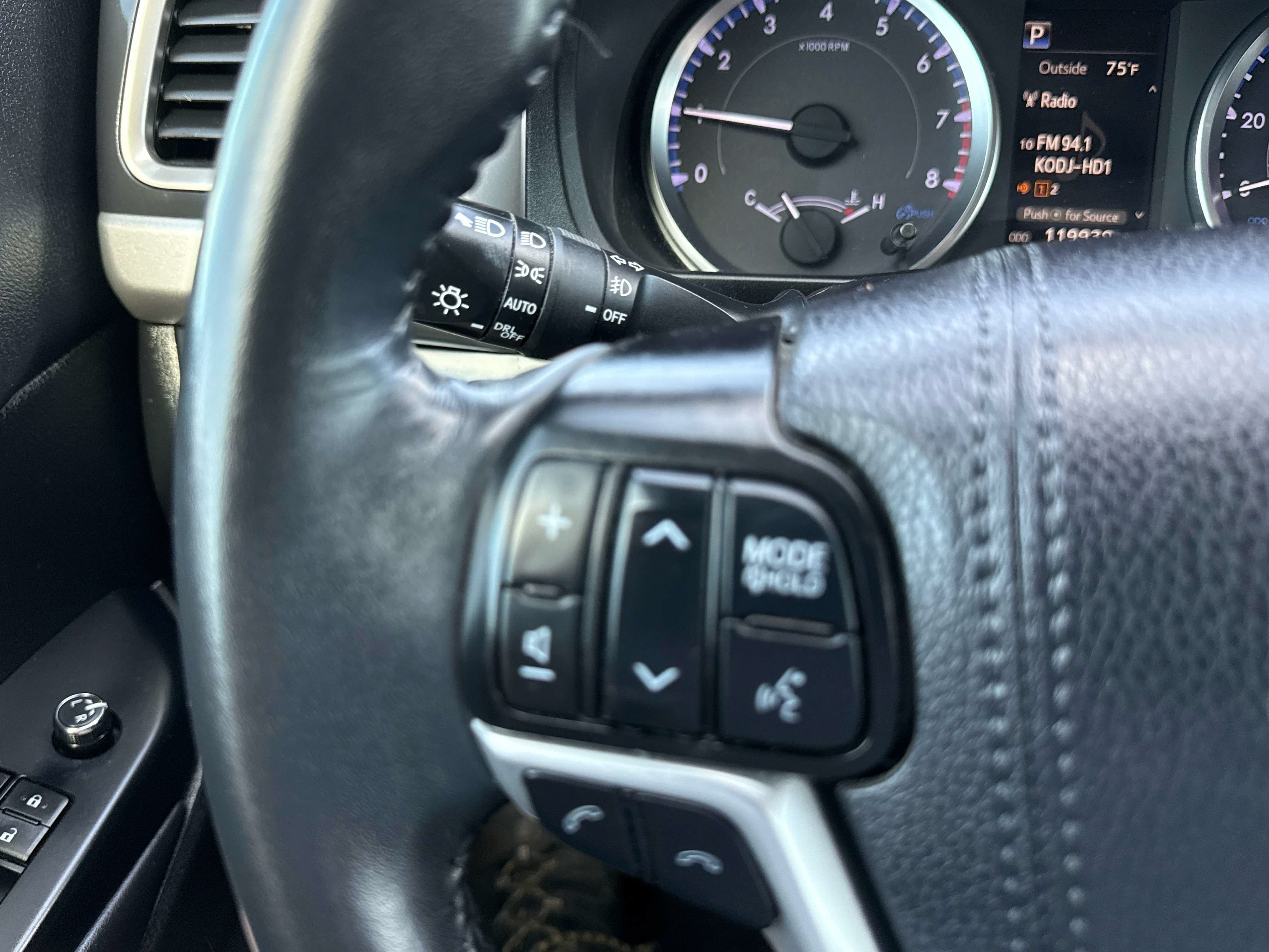 Used 2019 Toyota Highlander Plus AWD/4WD image 27