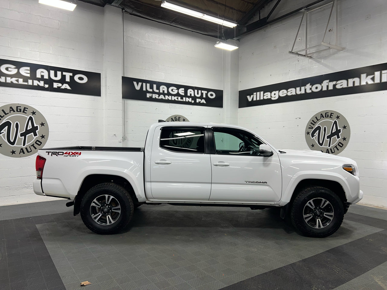 Used 2016 Toyota Tacoma TRD Off-Road image 2