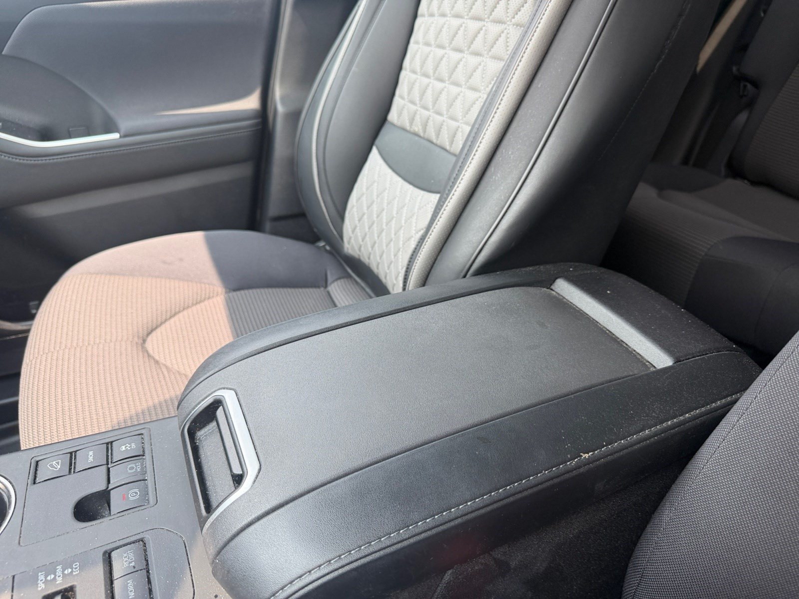 Used 2024 Toyota Highlander LE AWD/4WD image 15