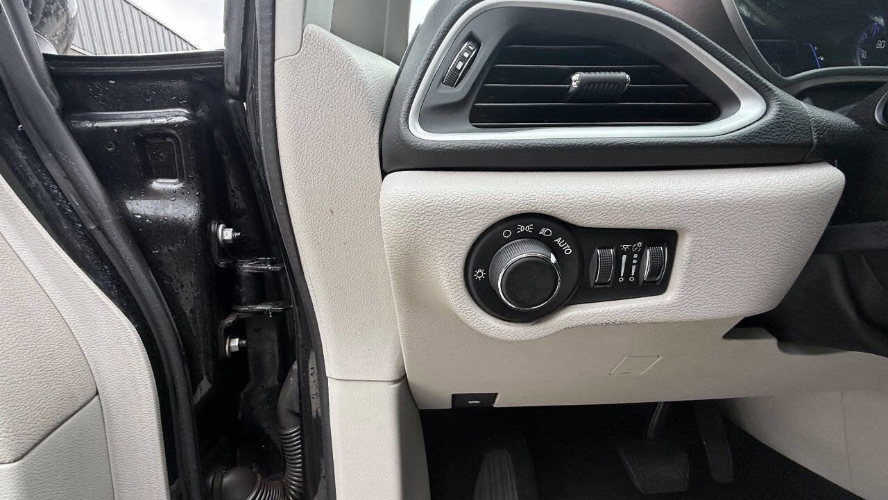 Used 2017 Chrysler Pacifica Touring FWD image 80