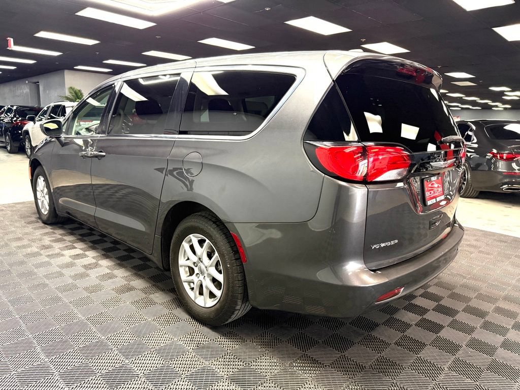 Used 2023 Chrysler Voyager LX FWD image 11