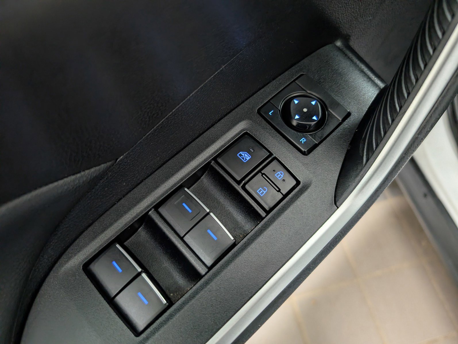 Used 2022 Toyota RAV4 XLE image 25