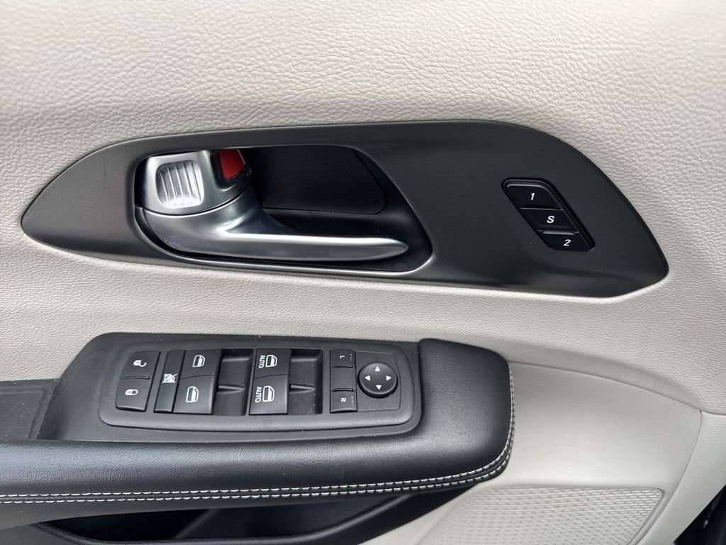 Used 2023 Chrysler Pacifica Touring-L image 21