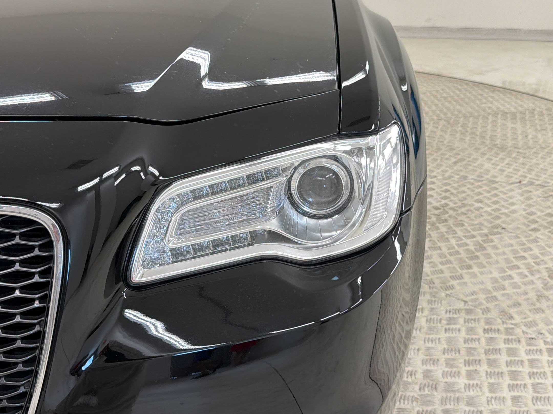 Used 2017 Chrysler 300 C RWD image 11