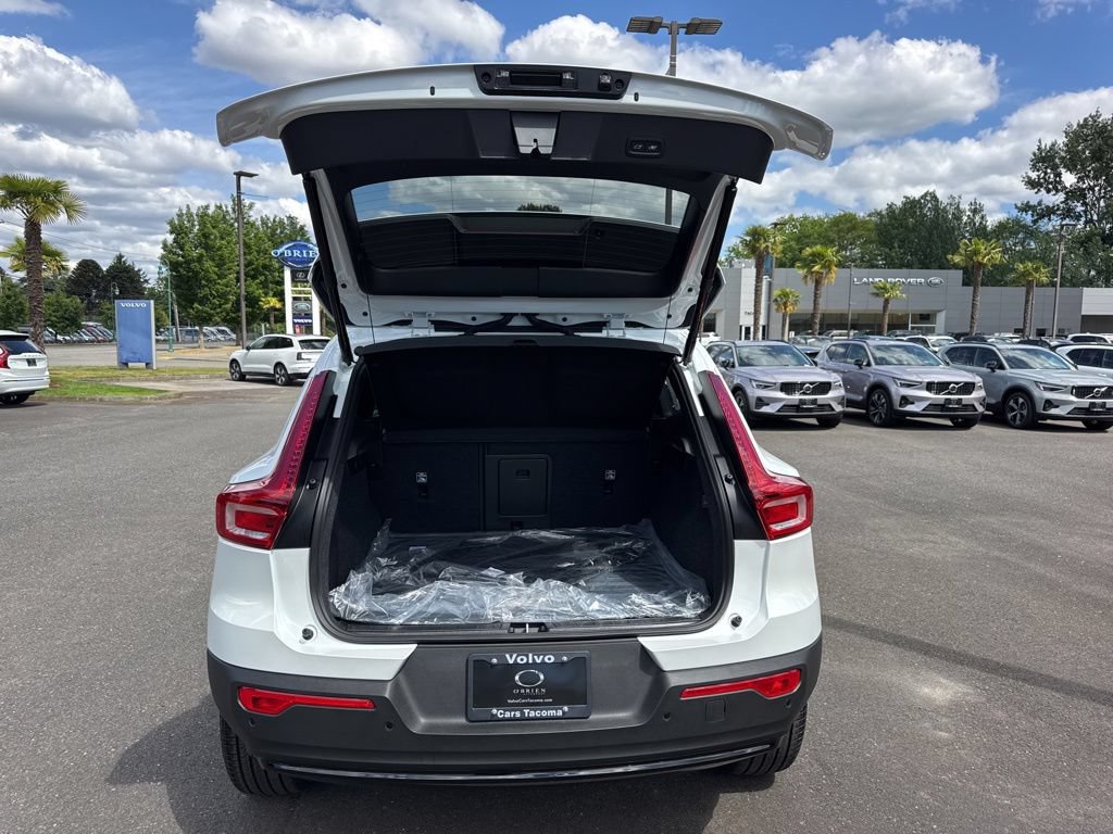 New 2026 Volvo XC40 B5 Plus w/ Climate Package AWD/4WD image 16