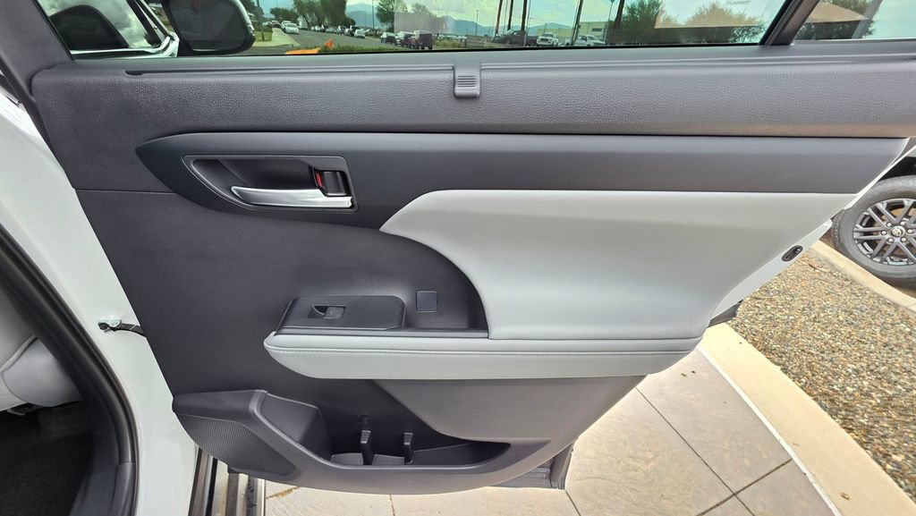Certified 2024 Toyota Highlander XLE image 27