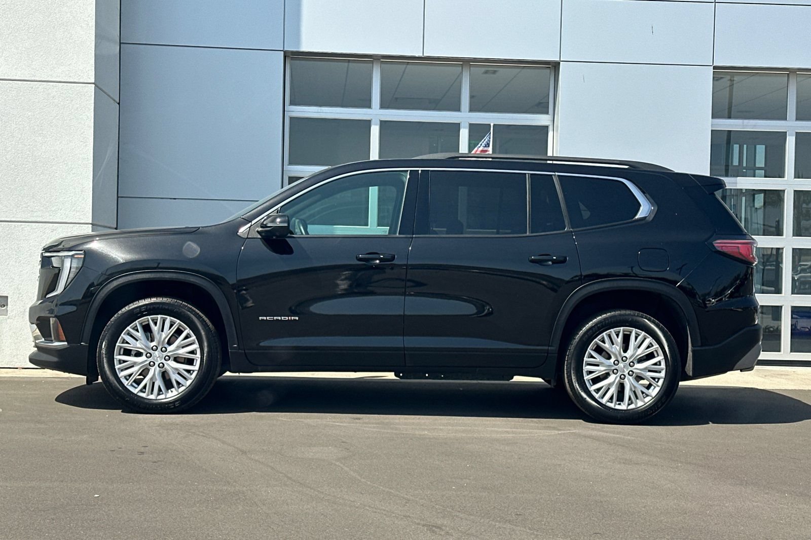 Used 2026 GMC Acadia Elevation w/ Elevation Premium Package FWD image 7