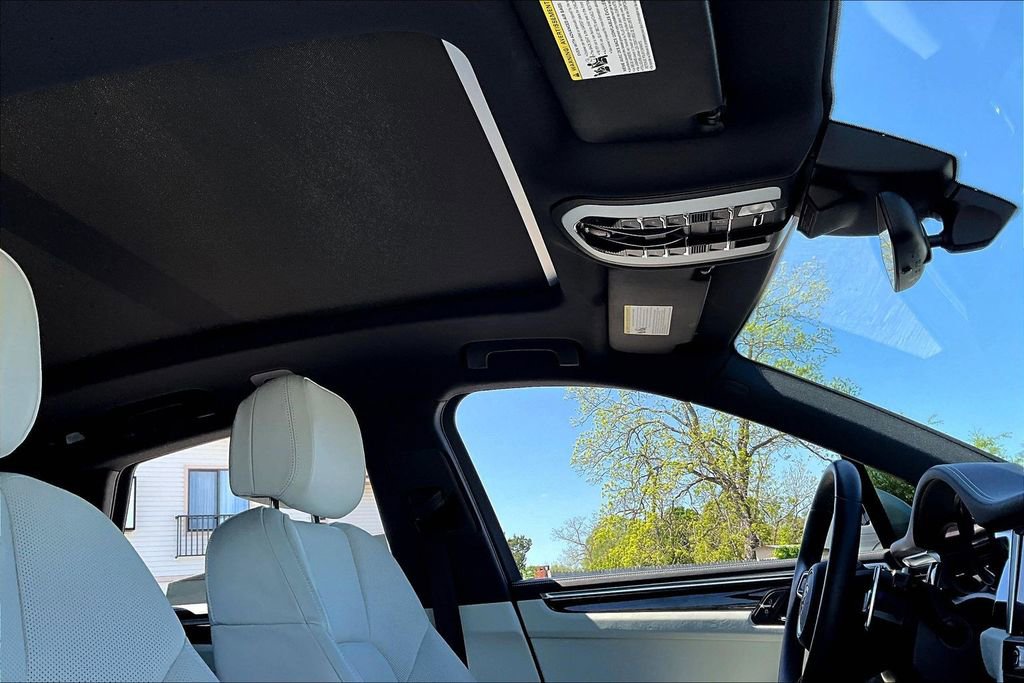 Used 2023 Porsche Macan Turbo image 28