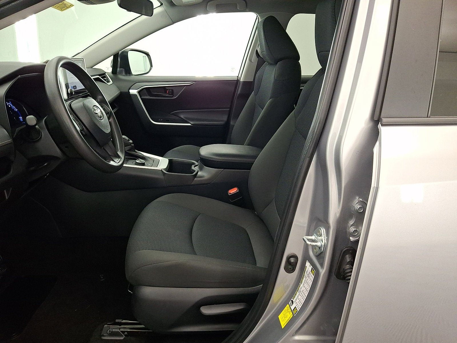 Used 2025 Toyota RAV4 LE AWD/4WD image 3