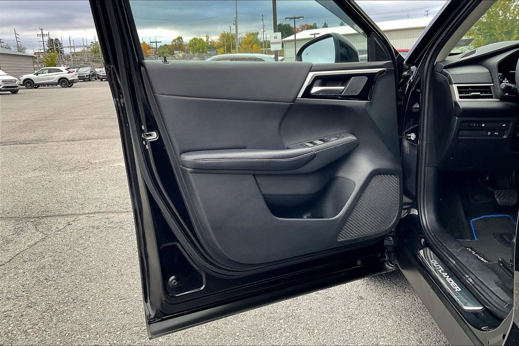 Used 2023 Mitsubishi Outlander SE image 21