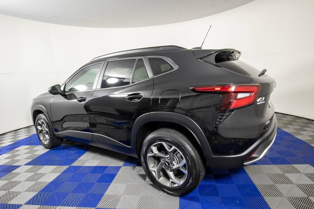Used 2025 Chevrolet Trax LT FWD image 6