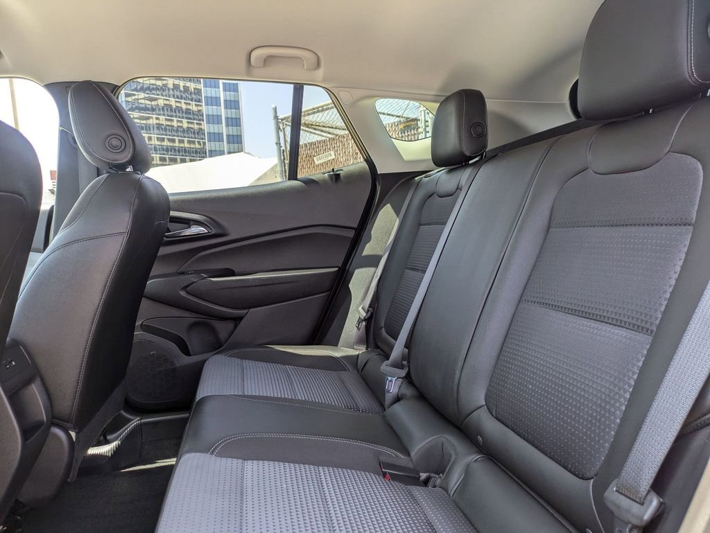Used 2025 Chevrolet Trax LT w/ LT Convenience Package FWD image 17