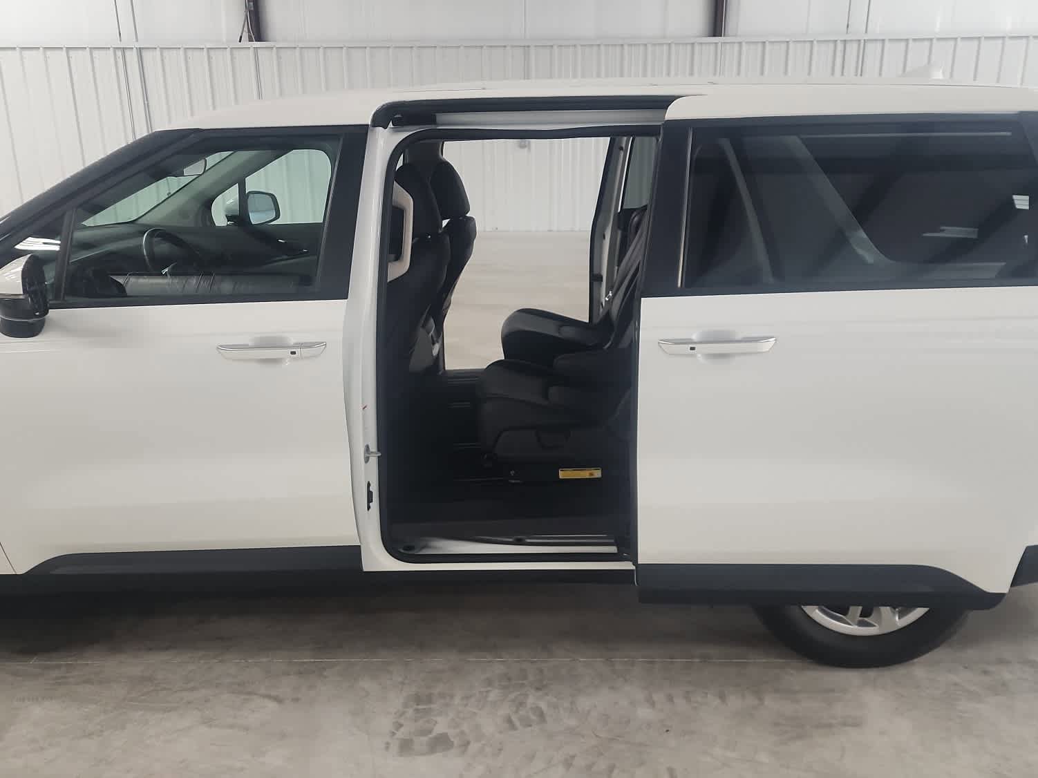 Used 2024 Kia Carnival LX FWD image 12