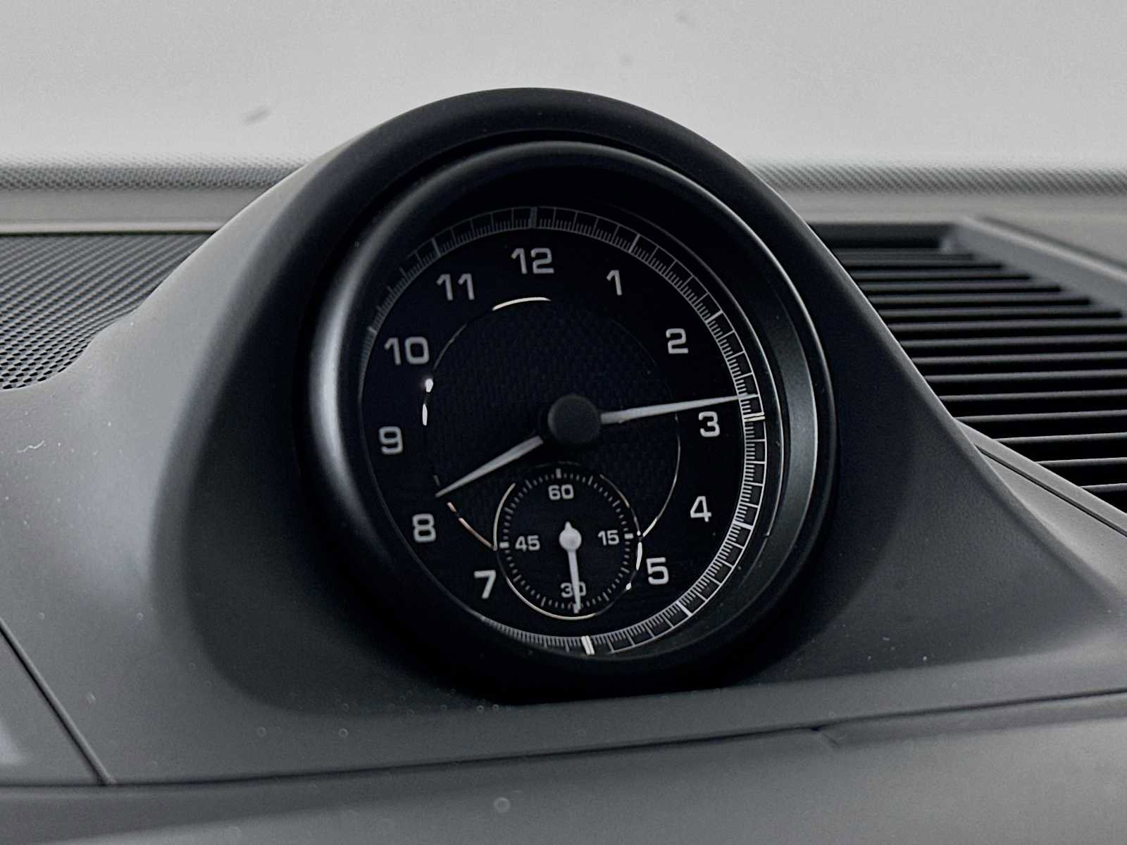 Certified 2025 Porsche Macan AWD/4WD image 16