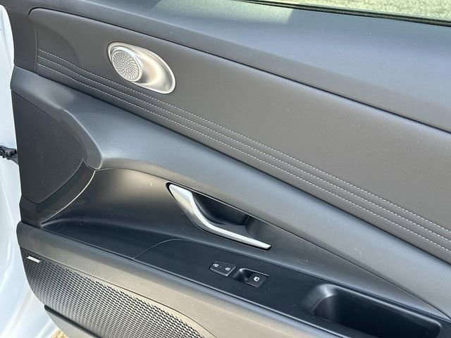 Used 2025 Hyundai Elantra Limited image 10