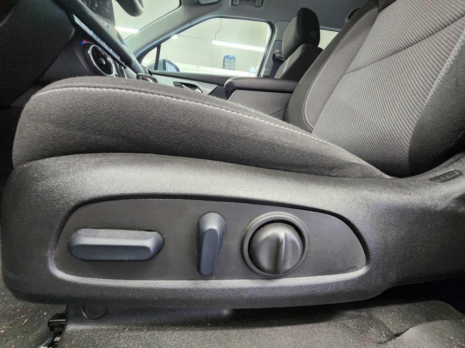 Used 2025 Chevrolet Blazer LT FWD image 10